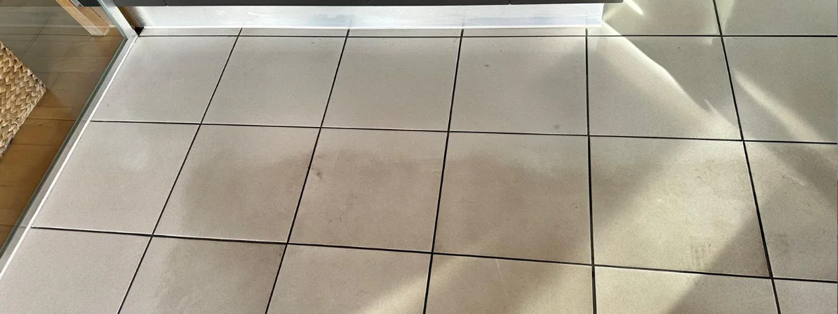 Fliesenboden Handarbeit an Ecken und Kanten